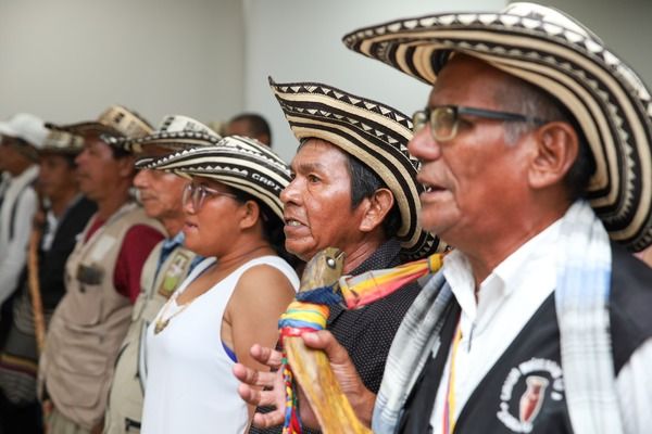 Integrantes de un cabildo indígena con sombreros vueltiaos durante una ceremonia