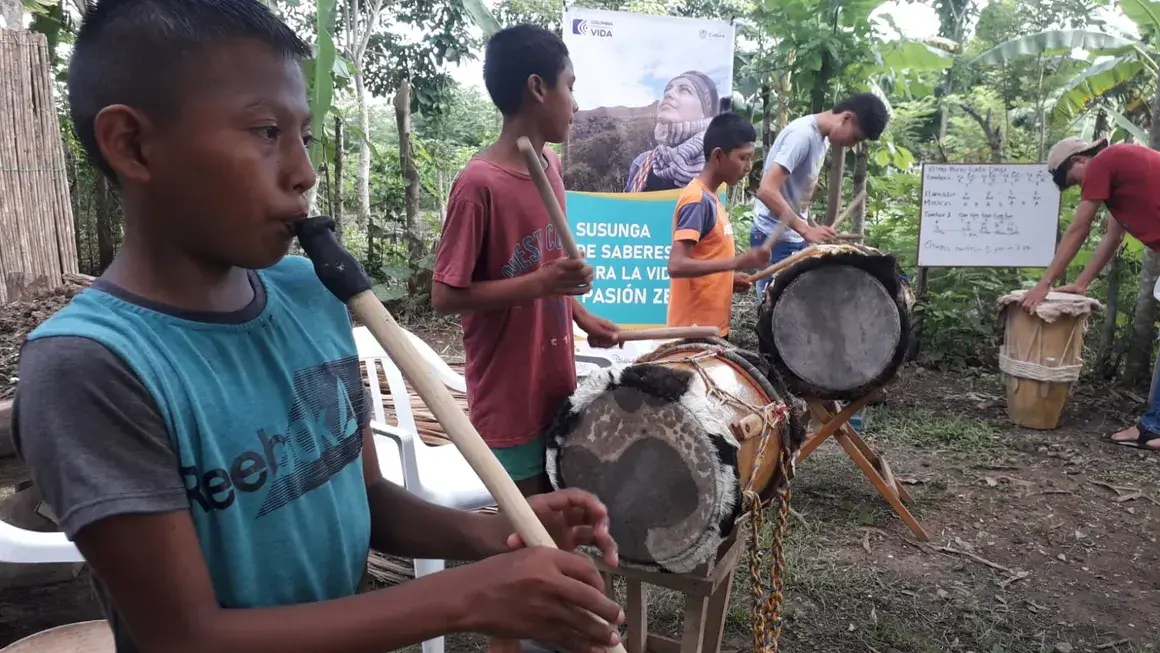Niños tocando gaitas y tambores en un taller de Susunga de Saberes